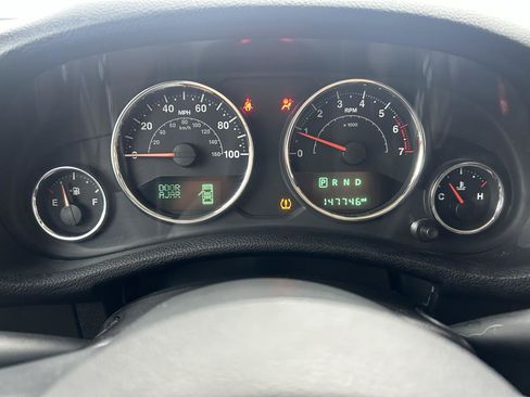 Used 2015 Jeep Wrangler Unlimited Sahara w/ Connectivity Group AWD/4WD image 21