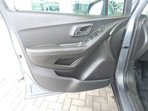 Used 2019 Chevrolet Trax LT w/ LT Convenience Package image 18