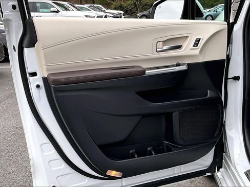 Certified 2024 Toyota Sienna Platinum image 22