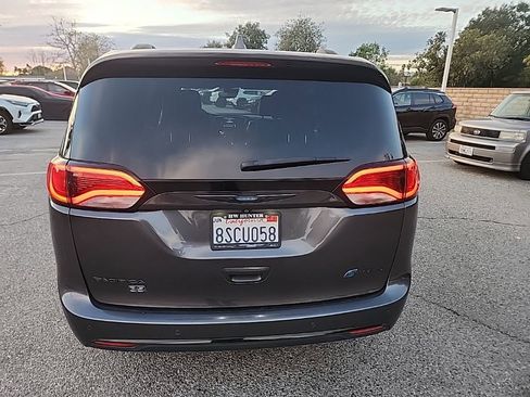 Used 2020 Chrysler Pacifica Limited image 4