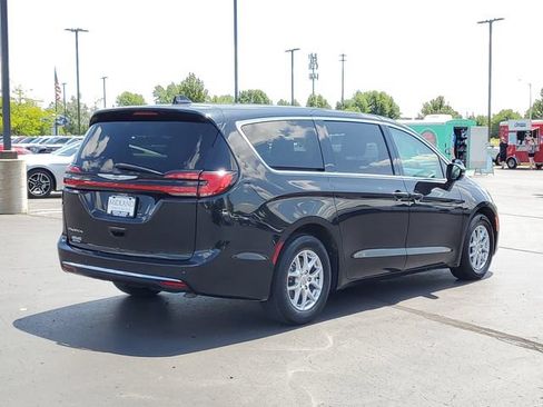 Used 2023 Chrysler Pacifica Touring-L FWD image 3