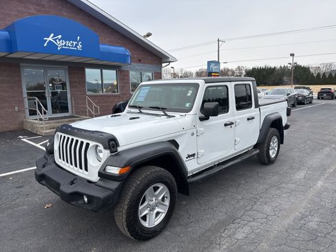 Used 2020 Jeep Gladiator Sport w/ Quick Order Package 24S image 3