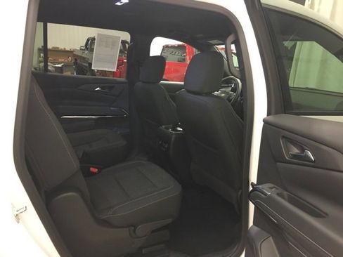 Used 2025 Chevrolet Traverse LT image 14
