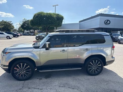 Used 2024 Lexus GX 550 w/ Accessory Package (Z1) AWD/4WD image 2