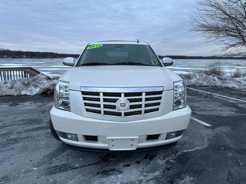 Used 2013 Cadillac Escalade Luxury image 2