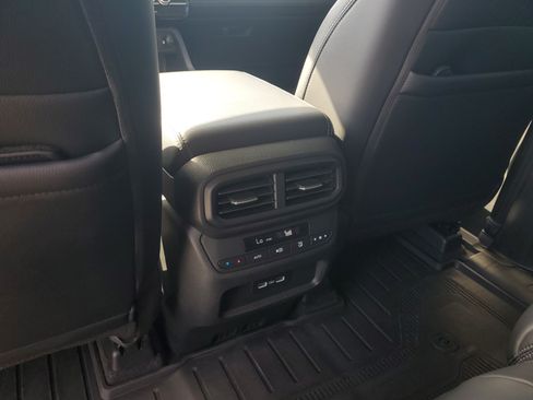 Used 2023 Honda Pilot Touring image 12