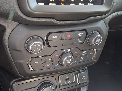 Used 2022 Jeep Renegade Latitude AWD/4WD image 16
