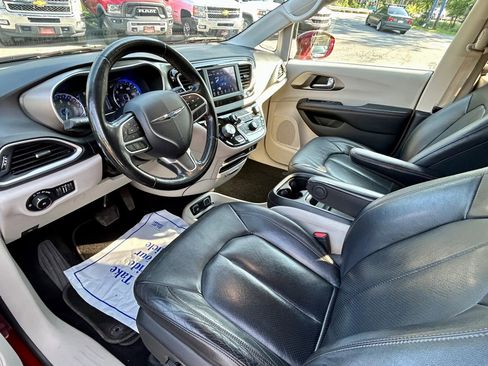 Used 2020 Chrysler Pacifica Touring-L image 2