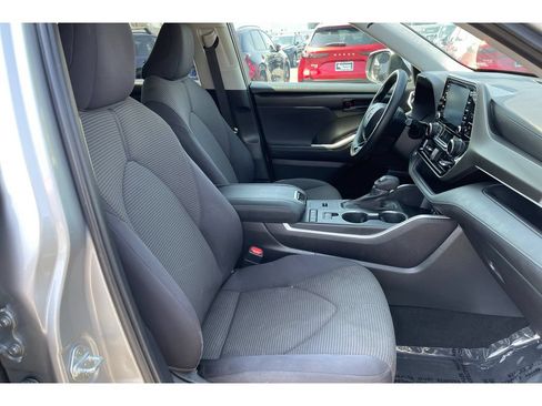 Used 2021 Toyota Highlander L FWD image 20