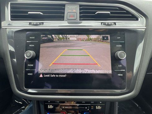 Used 2022 Volkswagen Tiguan SE w/ Panoramic Sunroof Package AWD/4WD image 17