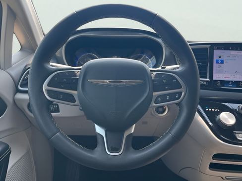 Used 2024 Chrysler Pacifica Touring-L FWD image 19