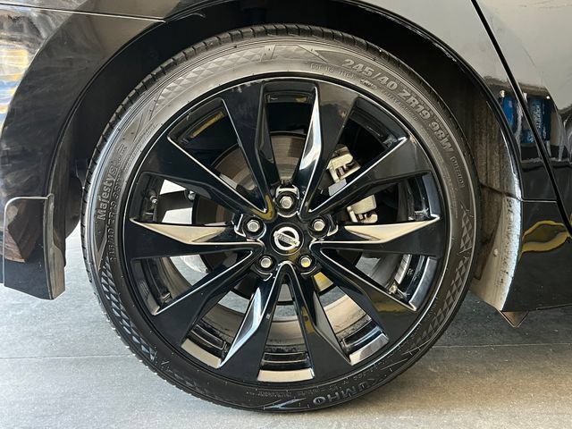 Used 2022 Nissan Maxima SR w/ Sport Mat Group FWD image 11