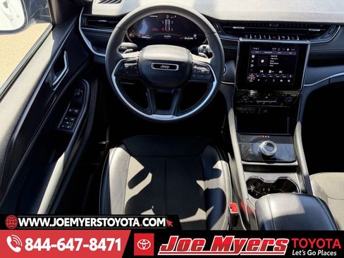 Used 2025 Jeep Grand Cherokee Altitude image 14