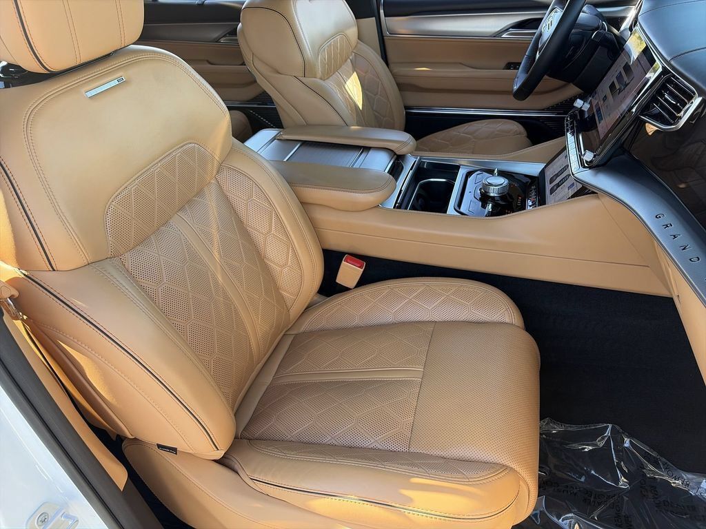 Used 2023 Jeep Grand Wagoneer Series III AWD/4WD image 25