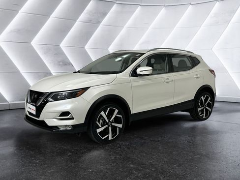Used 2021 Nissan Rogue Sport SL w/ Premium Package FWD image 3
