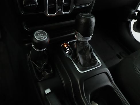 Used 2022 Jeep Gladiator Sport image 14