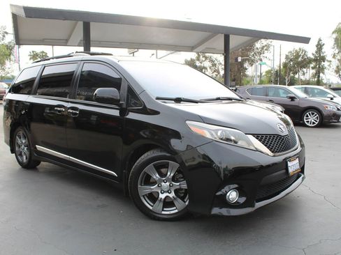 Used 2017 Toyota Sienna SE Premium image 7