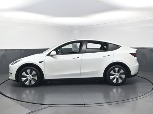 Used 2024 Tesla Model Y 2WD image 3