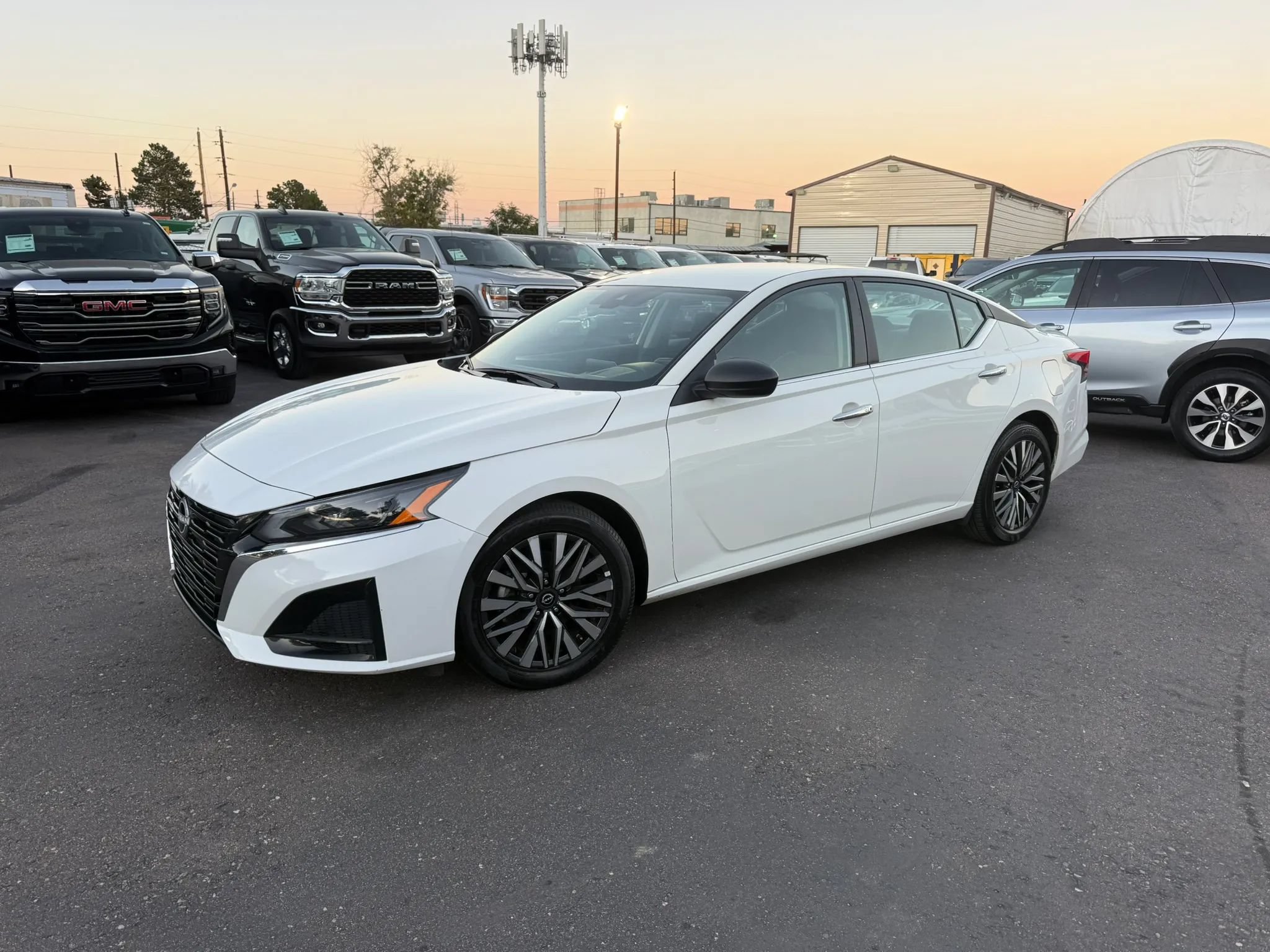 Used 2025 Nissan Altima 2.5 SV FWD image 2
