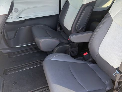 Used 2024 Toyota Sienna XSE image 11