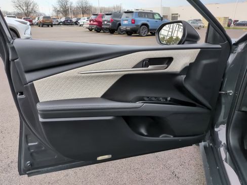 Used 2025 Toyota Camry XLE image 14