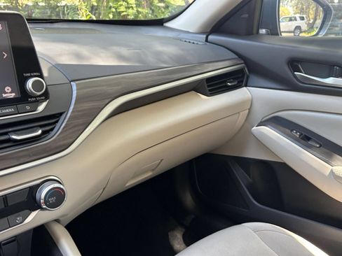 Used 2025 Nissan Altima 2.5 SV FWD image 35