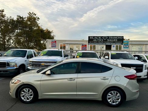 Used 2017 Hyundai Elantra SE image 10