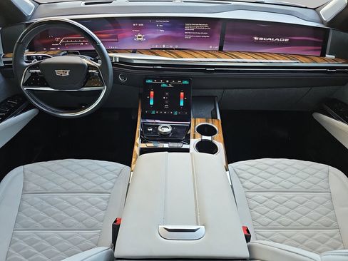 Certified 2025 Cadillac Escalade Sport Platinum AWD/4WD image 9