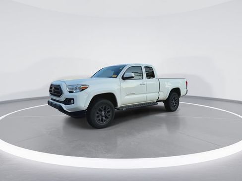 Used 2020 Toyota Tacoma SR5 RWD image 4