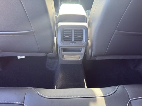 Used 2022 Volkswagen Taos SE w/ Driver Assistance Package image 11