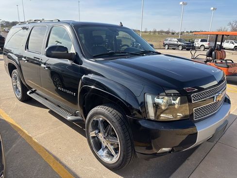 Used 2008 Chevrolet Suburban LT image 2