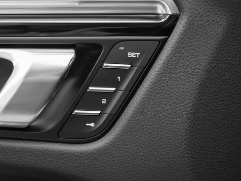 Used 2025 Porsche Macan image 30