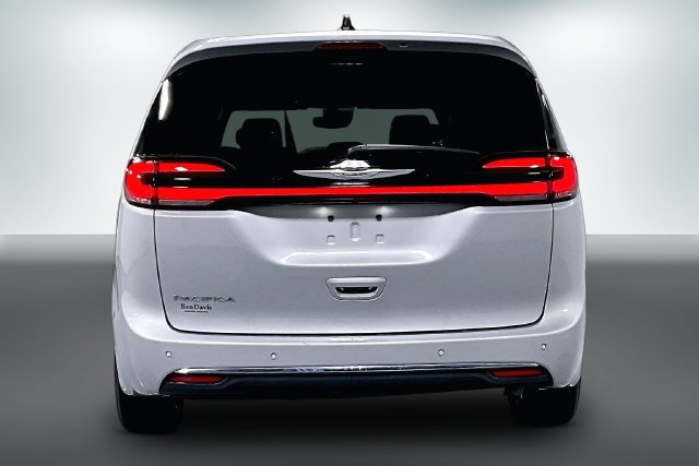 Used 2024 Chrysler Pacifica Touring-L FWD image 5