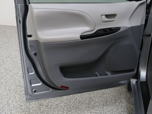 Used 2014 Toyota Sienna LE FWD image 12