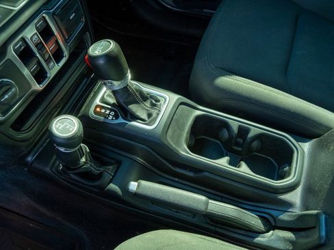 Used 2018 Jeep Wrangler Unlimited Sahara image 19