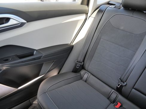 Certified 2025 Volkswagen Taos SE image 12