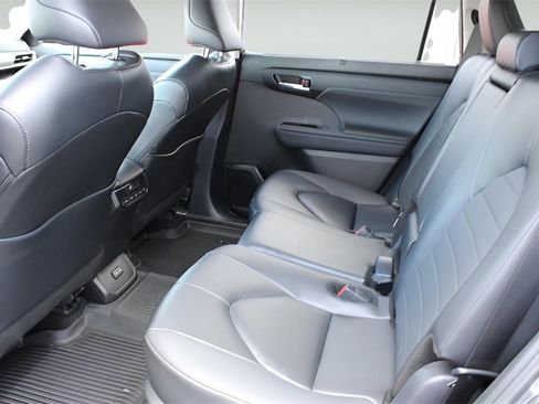 Certified 2025 Toyota Highlander XLE image 20