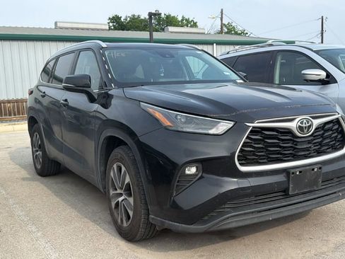 Used 2023 Toyota Highlander XLE FWD image 3