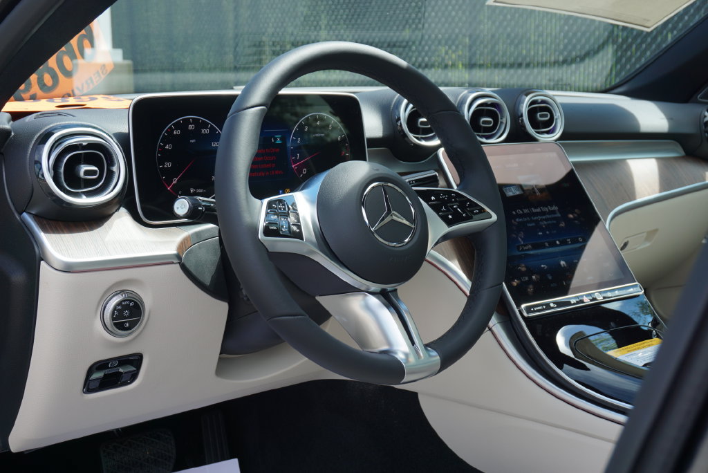 Used 2025 Mercedes-Benz C 300 4MATIC Sedan image 25