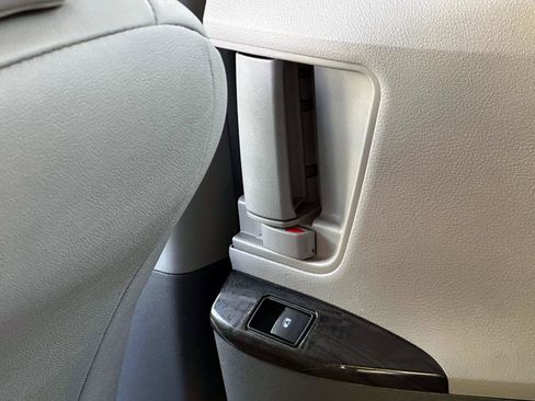 Certified 2019 Toyota Sienna XLE w/ XLE Navigation Package FWD image 20