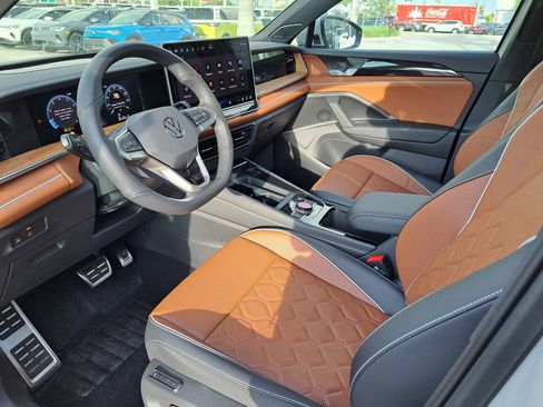 New 2026 Volkswagen Tiguan SEL R-Line AWD/4WD image 7