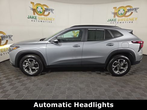 Used 2024 Chevrolet Trax LT w/ LT Convenience Package FWD image 4