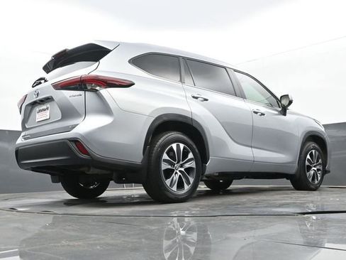 Used 2024 Toyota Highlander XLE FWD image 29