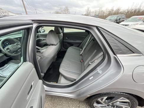 Used 2025 Hyundai Elantra SEL image 23