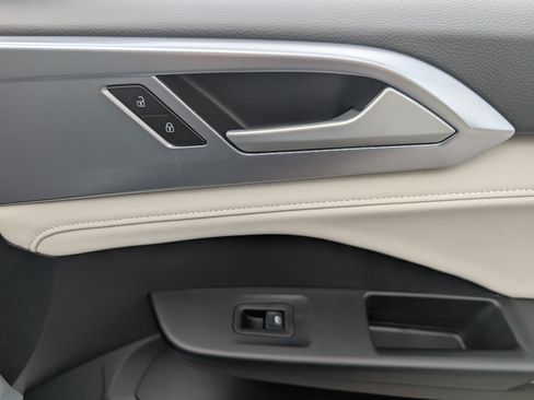 Used 2025 Volkswagen Taos SE w/ Panoramic Sunroof Package FWD image 22