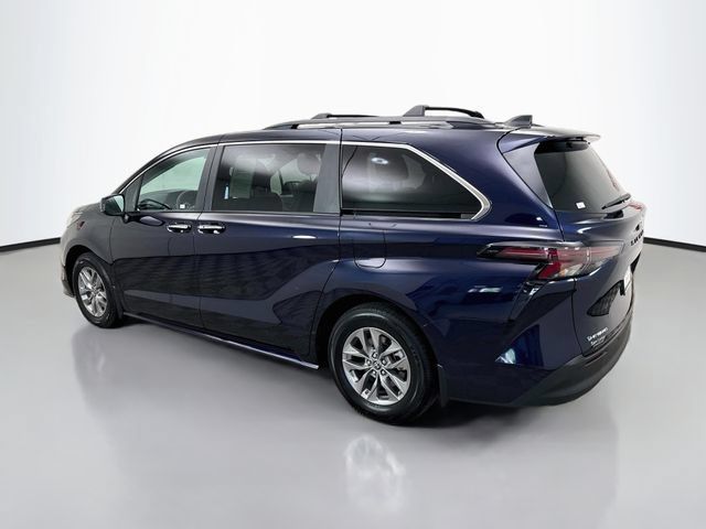 Used 2025 Toyota Sienna XLE w/ XLE Plus Package AWD/4WD image 5