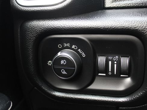 Used 2019 RAM 1500 Laramie AWD/4WD image 31