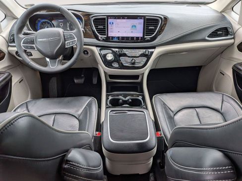 Used 2022 Chrysler Pacifica Limited AWD/4WD image 32