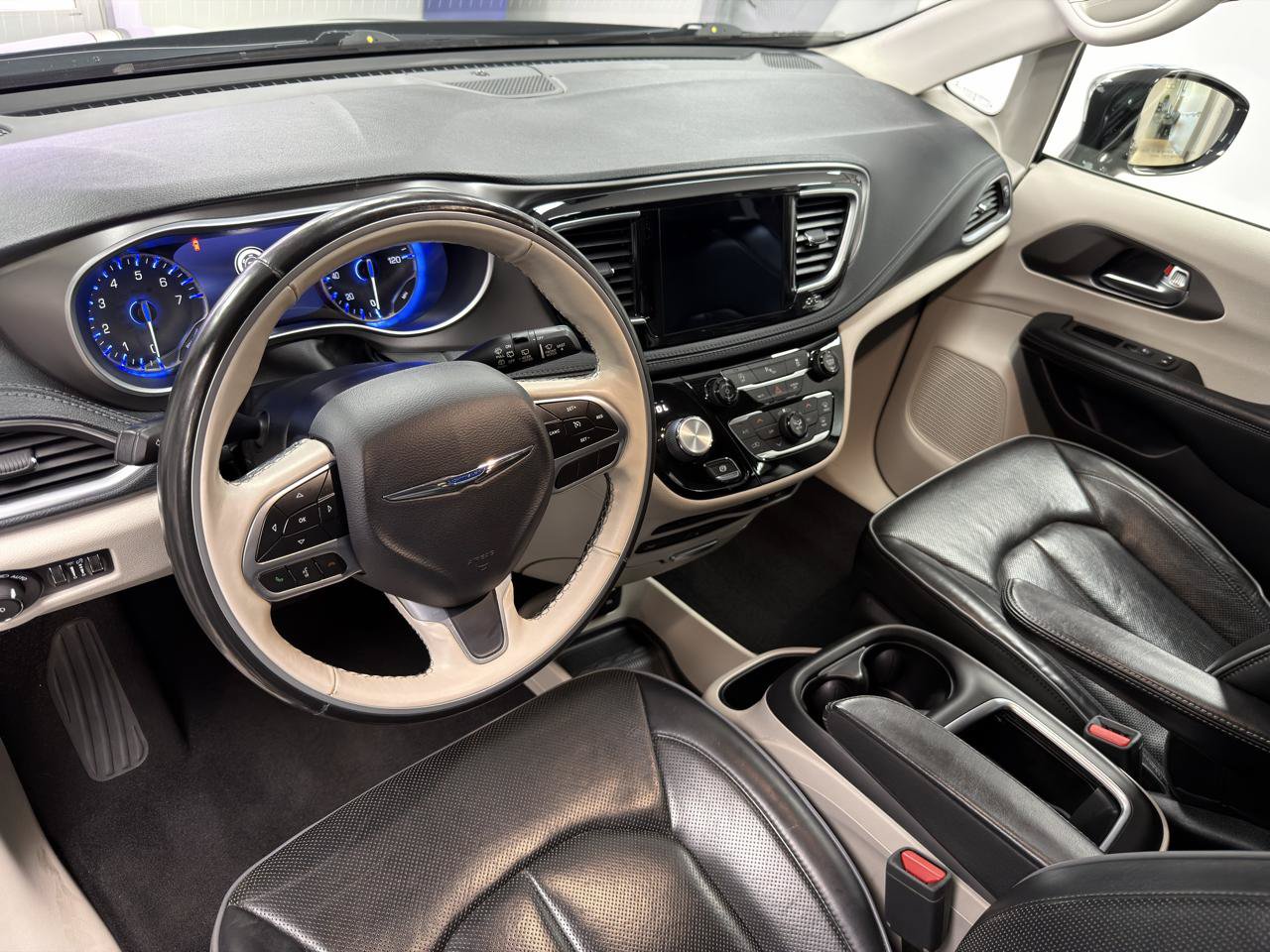 Used 2019 Chrysler Pacifica Limited FWD image 27