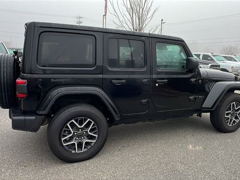 Used 2025 Jeep Wrangler Sahara image 8